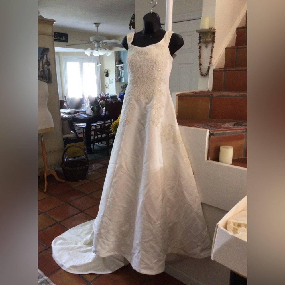 MORI Lee Ivory Wedding Gown size 10 (see Measurement’s